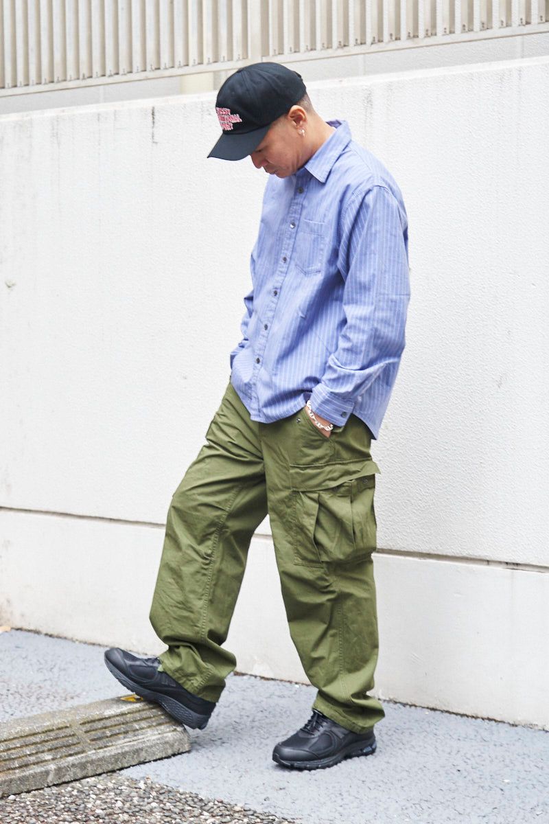 シャツ、パンツ＝ともにステューシー