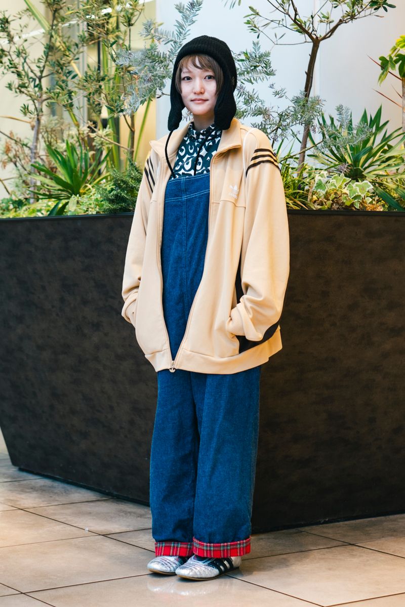 ジャケット、シューズ＝ともにアディダス