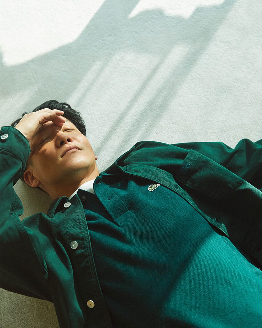 シャツ２万5300円、中に着たポロシャツ１万9800円、Tシャツ1万1000円／すべてラコステ