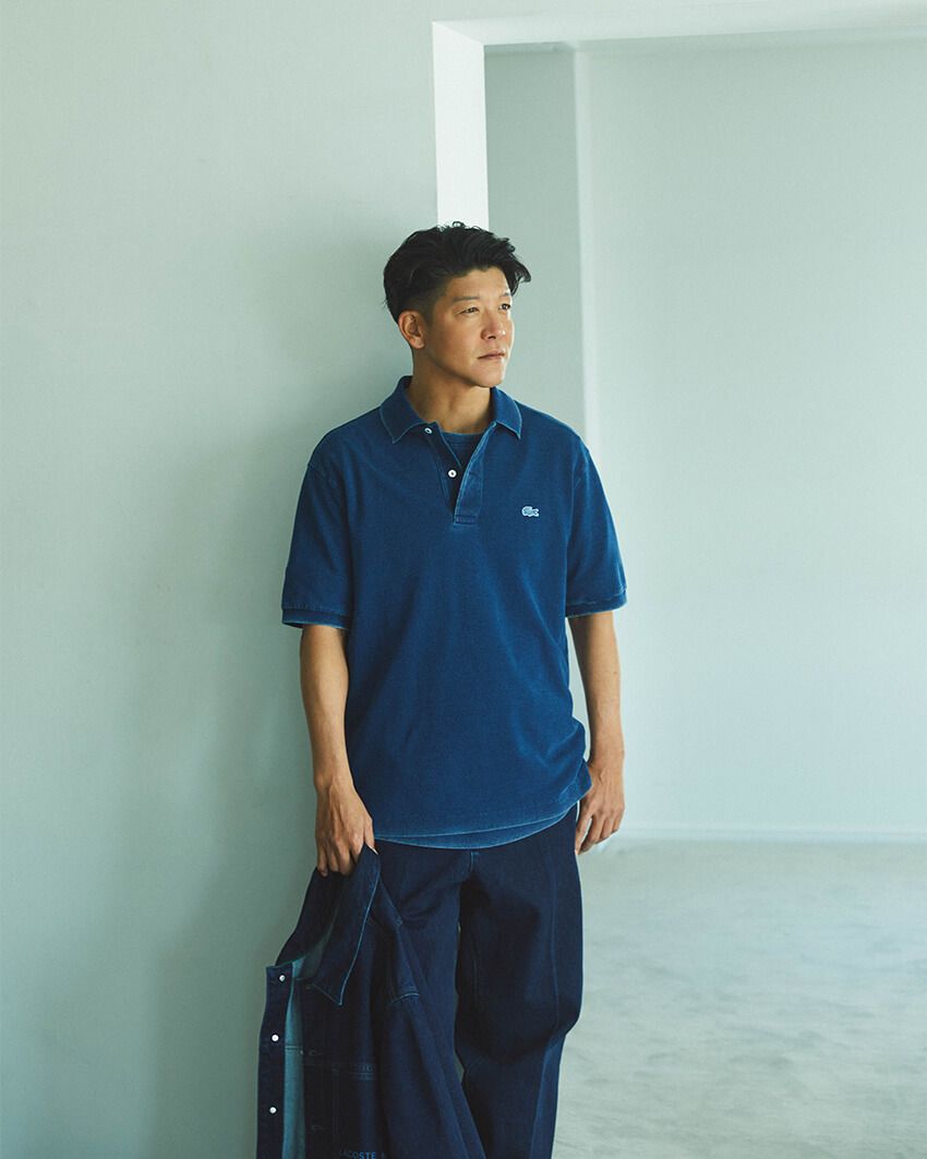 ポロシャツ１万9800円、Tシャツ１万4300円、デニム２万900円、手に持ったジャケット0万0000円／すべてラコステ