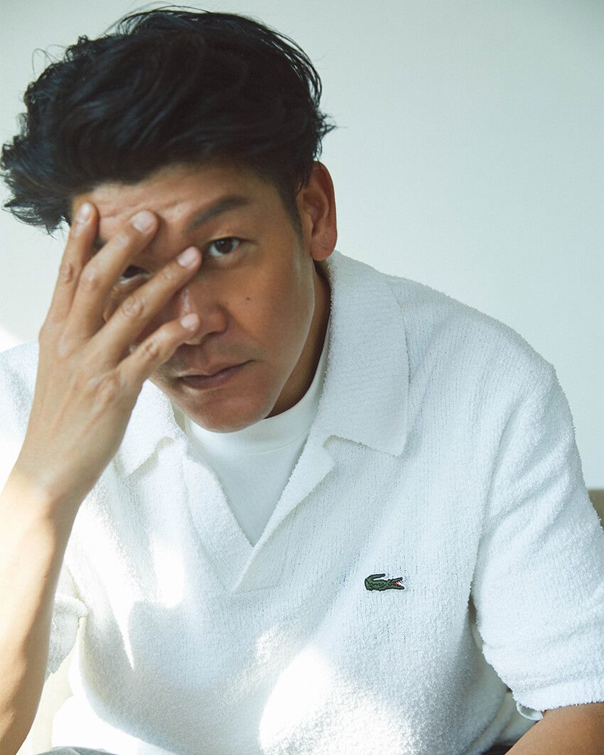 ポロシャツ２万900円、Tシャツ0000円、パンツ2万900円／すべてラコステ　0120-37-0202  駿河太郎（するが・たろう）●1978年、兵庫県生まれ。20歳でイギリスに音楽留学後、2002年にシンガーソングライターとしてメジャーデビュー。その後、俳優に転身し、映画、ドラマ、舞台などをフィールドに活躍を続ける。近年はアパレルのディレクションや空間プロデュースなども手掛ける傍ら、サーフィンやスノーボードを楽しむ日々を送る。