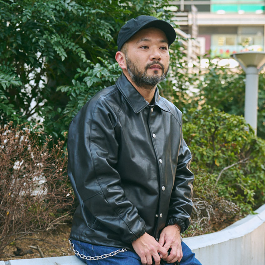 春のレザージャケットを楽しむ大人たち。シンプルなものからデザイン性