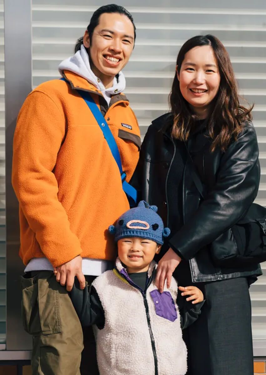 【春に活躍】街のパーカスタイル5選をスナップで。花冷え対策にも使える重ね着テクも解説 - 1枚目の画像