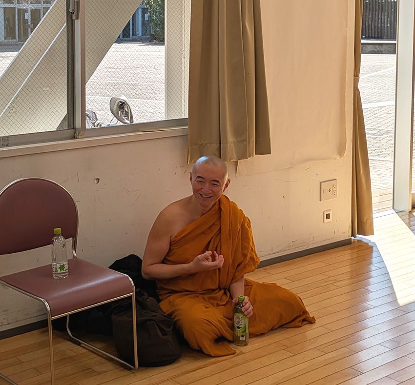 お話会にて和やかに話をする龍光さん。（筆者撮影）