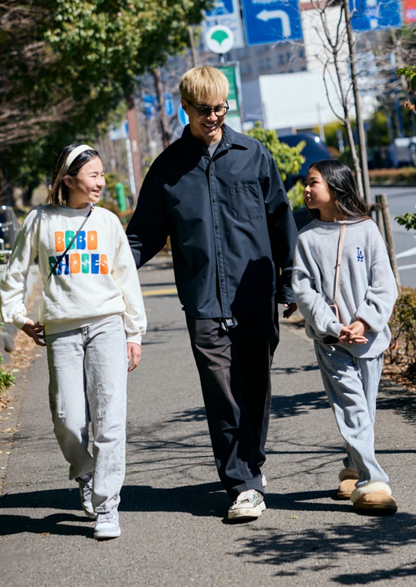 ふたりの娘さんと共に取材場所へ現れたユージさん。左は長女のリリーちゃん、右は次女のサラちゃん。