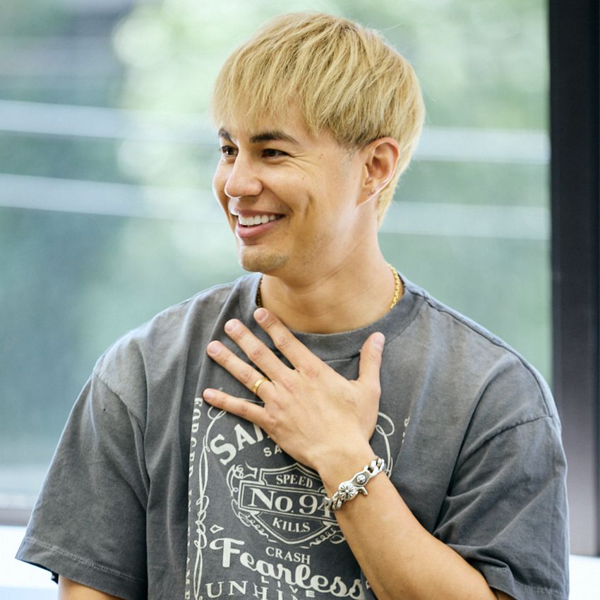 ユージ●1987年生まれ、アメリカ・フロリダ州出身。4児の父（長男22歳、長女11歳、次女10歳、次男3歳）であり、2016年には史上最年少で「ベストファーザー賞」と「イクメンオブザイヤー」をダブル受賞。自身のブランド「クロノスブラック」のプロデュースも手掛ける。