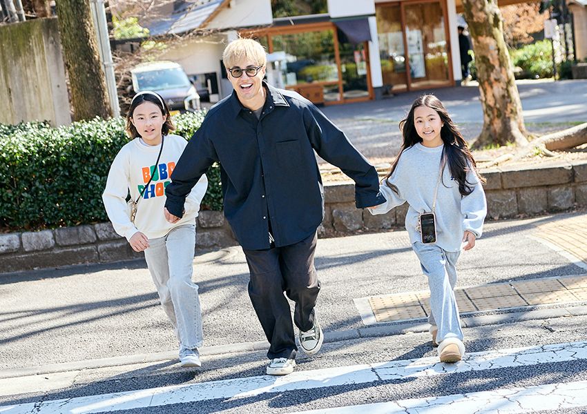 汚れても味になる「黒ディッキーズ」が相棒！ 4児のパパ・ユージの親子パパラッチ - 25枚目の画像