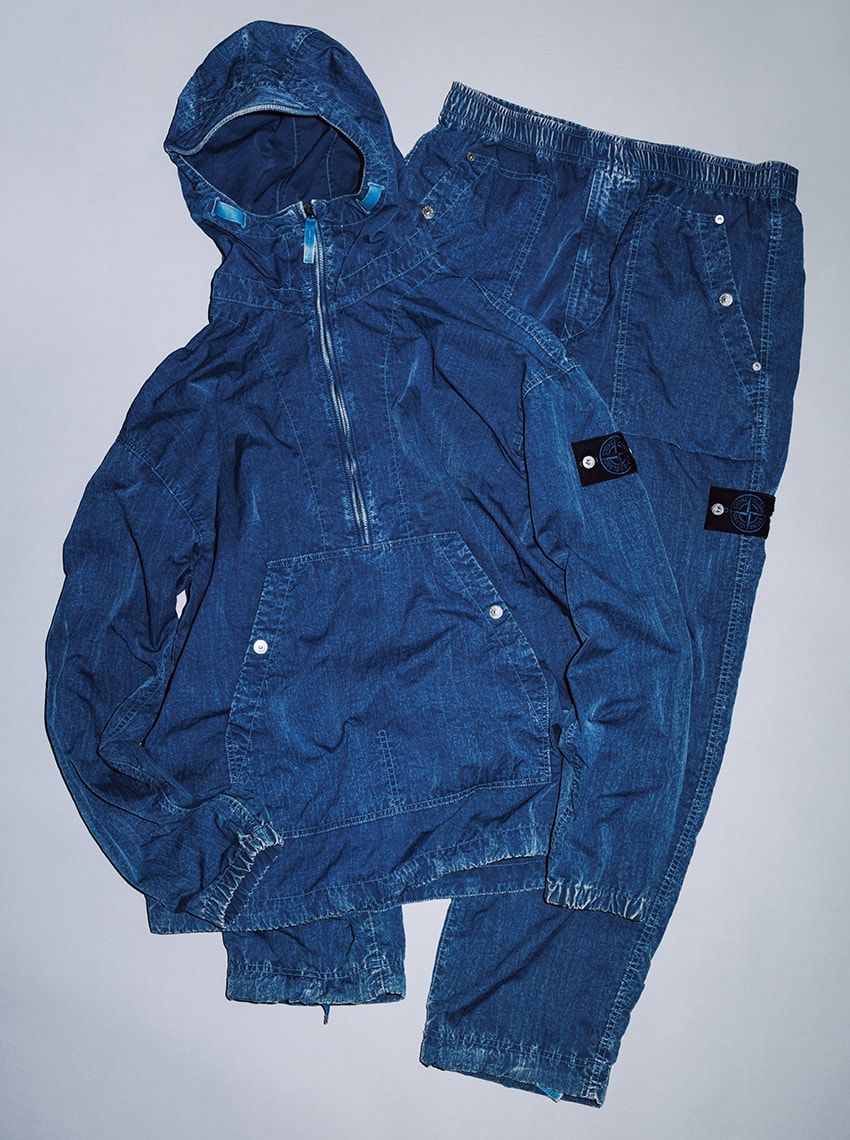 パーカ18万1500円、パンツ12万4300円／ともにストーンアイランド（ストーンアイランドジャパン