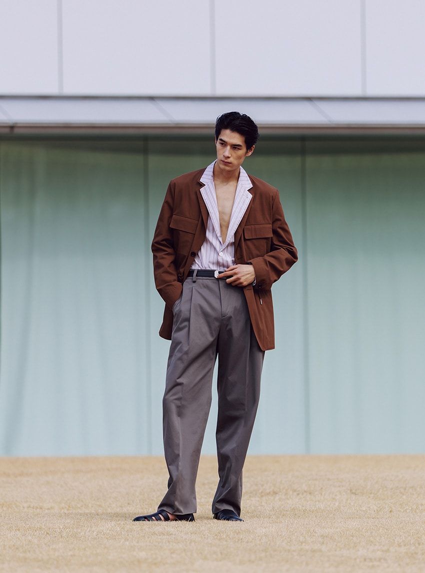 ジャケット70万700円、中に着たジャケット52万300円、パンツ15万6200円、 サンダル18万5900円、ベルト16万6100円／すべてエルメス（エルメスジャポン　03-3569-3300）