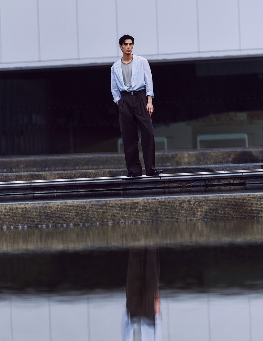 シャツジャケット58万800円、キャミソール20万200円、パンツ22万円、 靴18万5900円、ネックレス64万2400円、リング14万4100 円／すべてエルメス（エルメスジャポン　03-3569-3300）