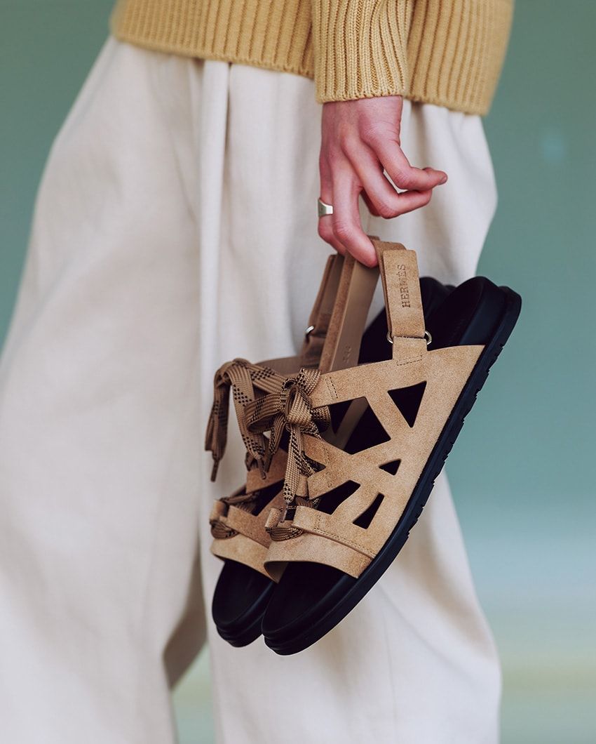 サンダル17万1600円、ニット66万1100円、パンツ18万400円、リング14万4100 円／すべてエルメス（エルメスジャポン　03-3569-3300）