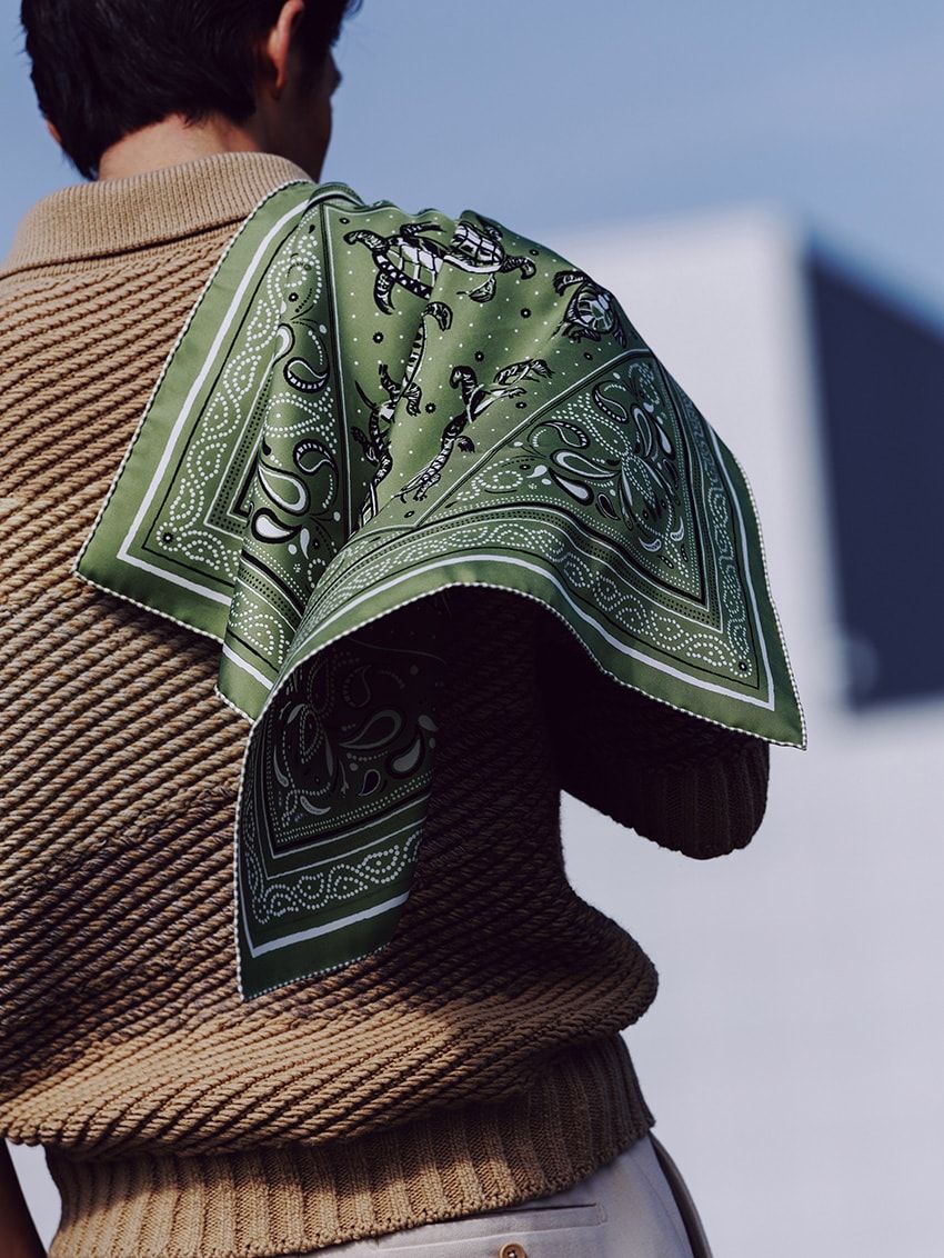 スカーフ5万2800円、ニット54万100円、パンツ18万400円／すべてエルメス（エルメスジャポン