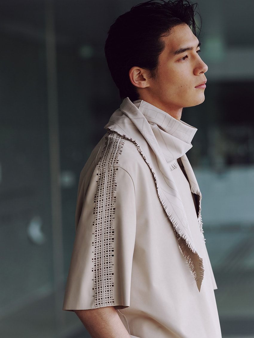 レザーTシャツ160万6000円、スカーフ参考商品／ともにエルメス（エルメスジャポン