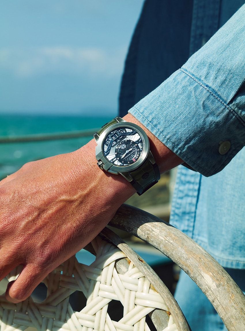 最旬“春シャツ”コーデ8選。アルマーニ、ザ・ロウetc. さらりと羽織ってクリーンに装う - 3枚目の画像