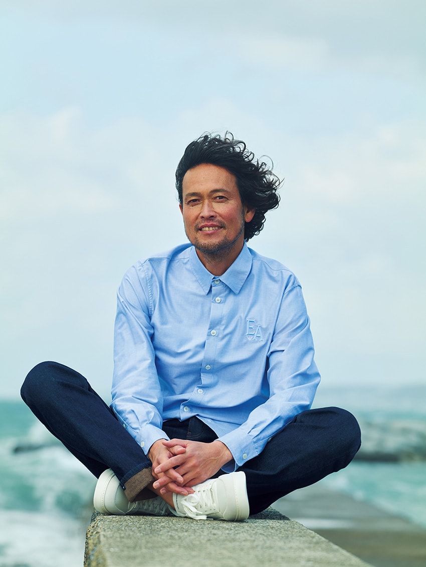 最旬“春シャツ”コーデ8選。アルマーニ、ザ・ロウetc. さらりと羽織ってクリーンに装う - 4枚目の画像