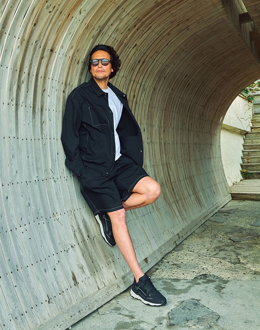 シャツ8万6900円、ショーツ5万3900円、Tシャツ3万6300円、スニーカー9万6800円／すべてヘルノ（ヘルノ・ジャパン　03-6427-3424）、サングラス5万1700円／アイヴァン（アイヴァン 東京ギャラリー　03-3409-1972）