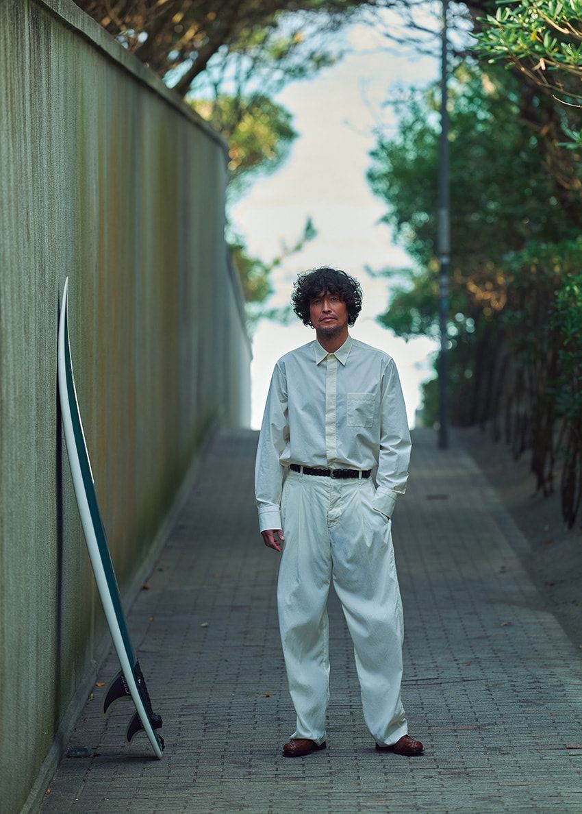 シャツ22万7700円、パンツ参考商品、ベルト15万1800円、靴43万100円／すべてザ・ロウ（ザ・ロウ・ジャパン