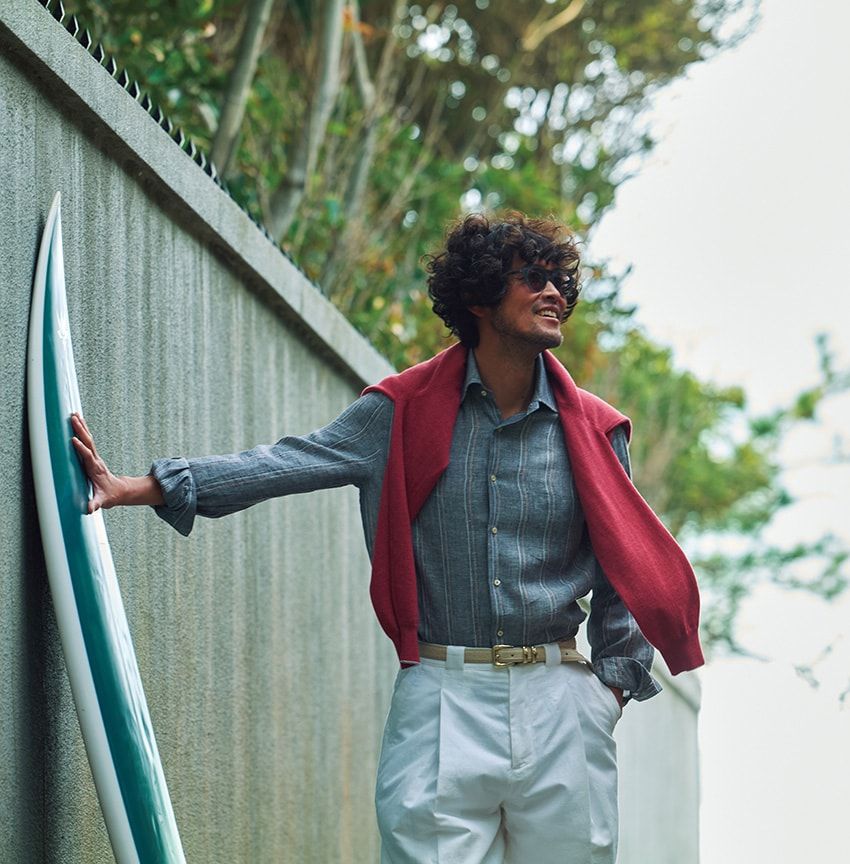 シャツ14万7400円、肩に掛けたニット20万7900円、パンツ26万2900円、サングラス9万2400円、ベルト51万4800円／すべてブルネロ クチネリ（ブルネロ クチネリ ジャパン　03-5276-8300）