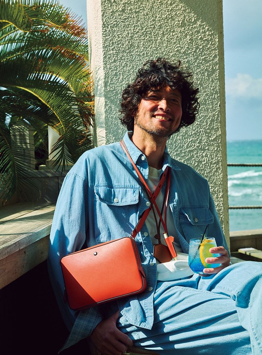 クロスボディバッグ16万6100円、ペンループネックレス3万2450円、キーホルダー4万7300円、万年筆13万5300円／すべてモンブラン　0800-333-0102、シャツ3万800円、Tシャツ1万3200円、パンツ3万800円／すべてシーグリーン（タトラス コンセプトストア　03-6277-1766）