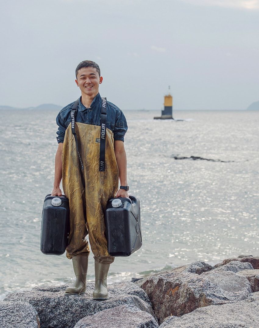 12月の取材時は寒々しい空が広がり、北風の吹き荒ぶ冬らしい1日に。それでも内田さんは意に介せず両手にポリタンクを持って海の中へ。たっぷりと塩の源である海水を採取して笑顔で戻ってきた。