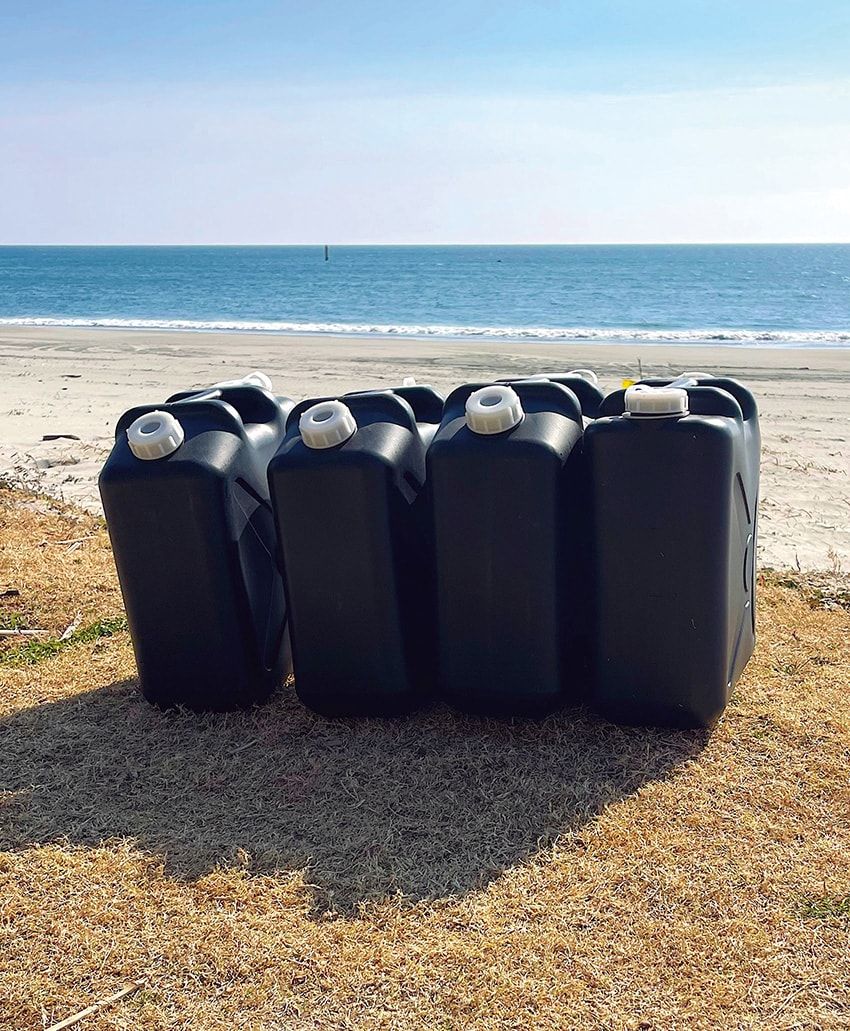 高い水質レベルを誇る知多半島の突端のビーチで、この日調達した原材料。