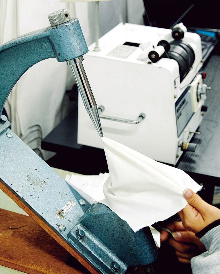 ジーンズのスレーキ作り。破れや破損があると厄介な部位だけに、より丁寧な仕事が求められる。