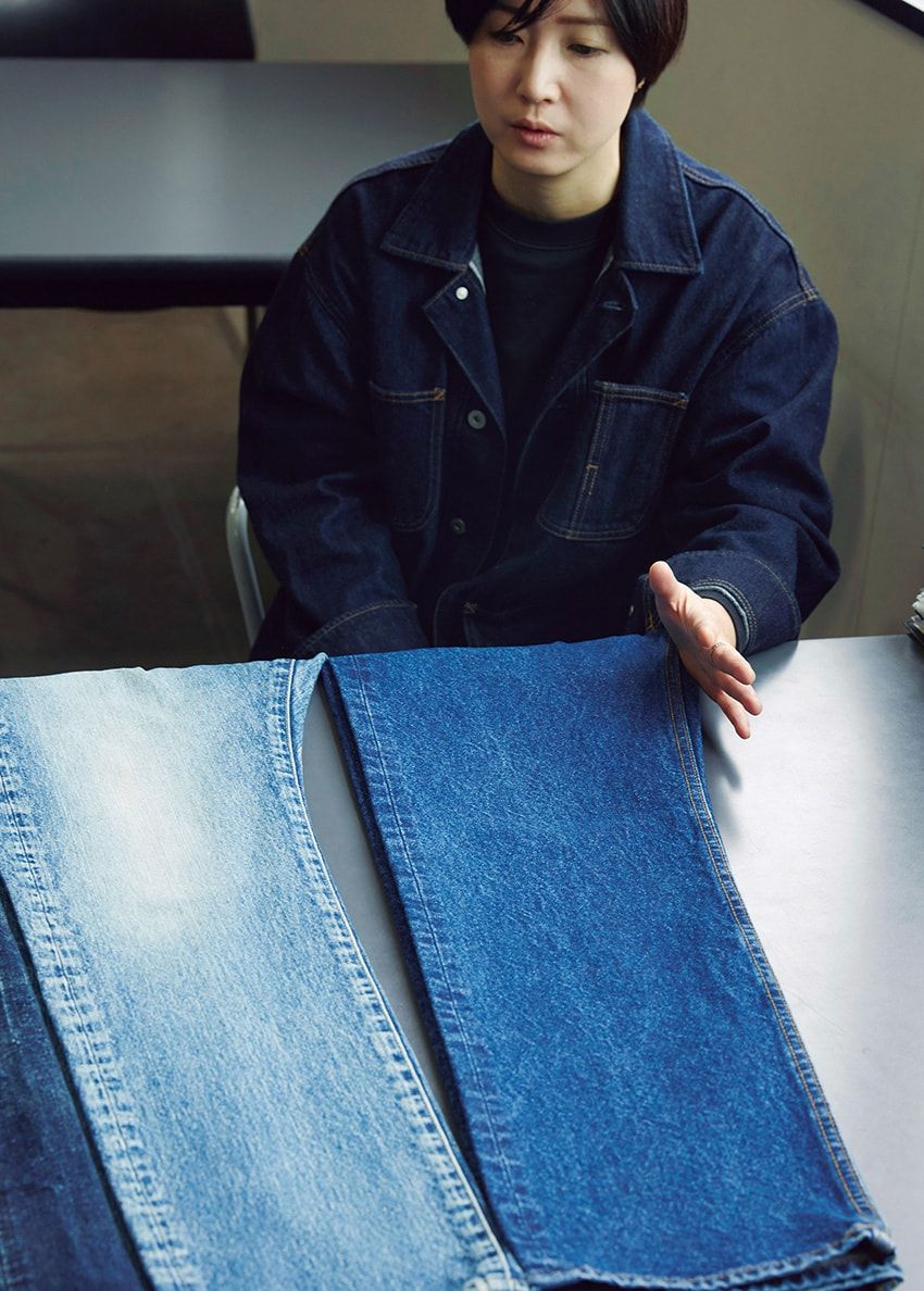 テキスタイル生産部の池上さん。児島特有の分業制を活かし、無限にある組み合わせから最適な工程を選択する。