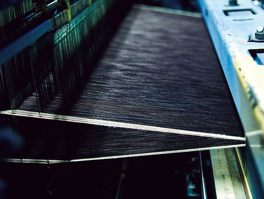 旧式シャトル織機は、1日フルに稼働しても生産量は約50m。ジーンズに換算すると20本程度にすぎない。ノンセルビッチの最新機はその25倍、1000m超を生産する。