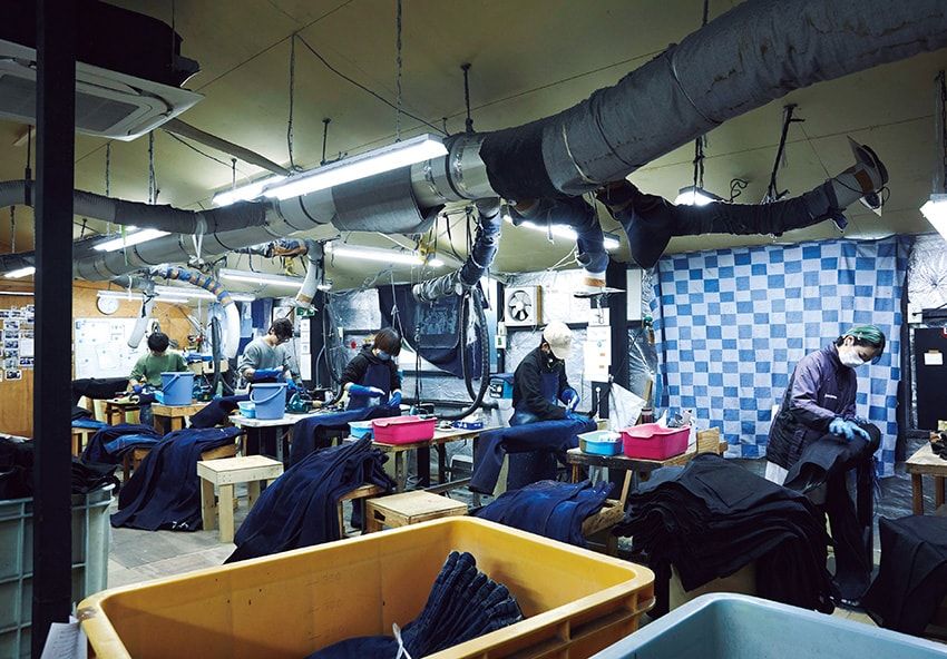 薬剤を塗り、ブラシで擦る作業、通称「コスリ」。加工の度合いにもよるが、1日1人100本程度をこなす。