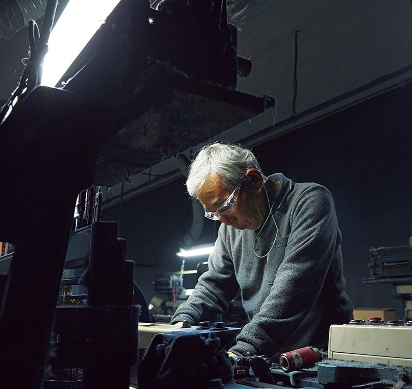 「ええもん作らんと、仕事にならんから」と話すのは職人の内田さん。長年児島で生地作りに向き合ってきた大ベテラン。