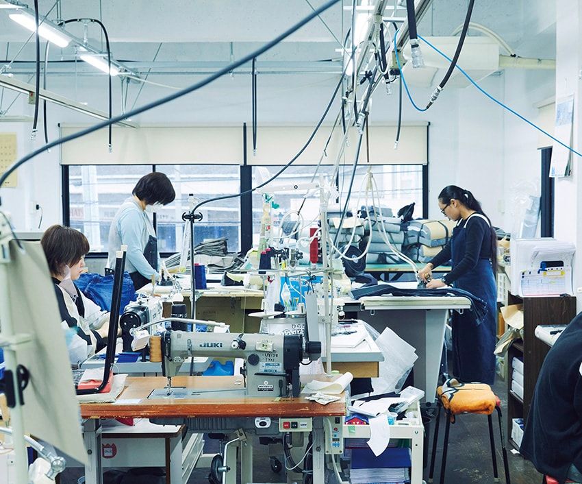 若いスタッフが多いのも児島のデニム産業の特徴だ。