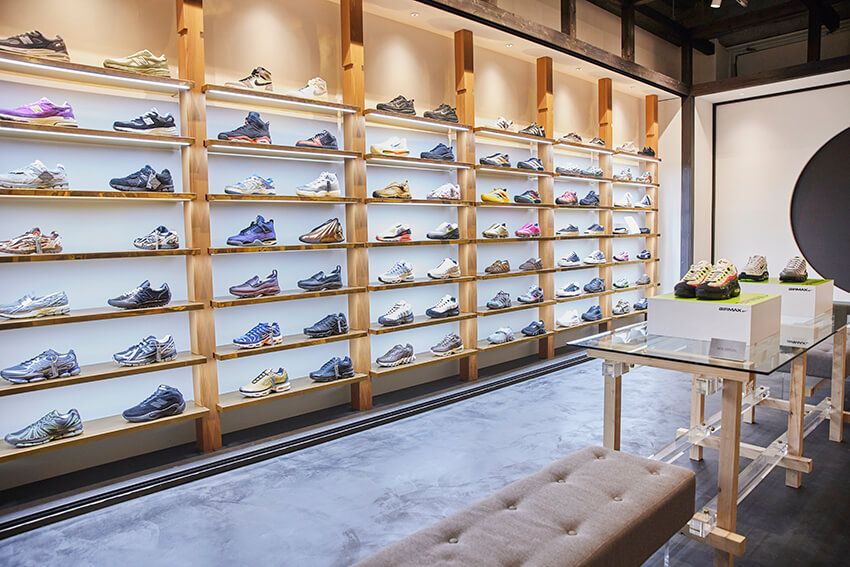 東京を代表するリミテッドストア。2024年のリニューアル以降、日本文化を独自のフィルターで世界へ発信。1Fには茶室を想起させるカフェも併設し、リラックス空間で最新モデルやイベントを楽しめる発信拠点だ。