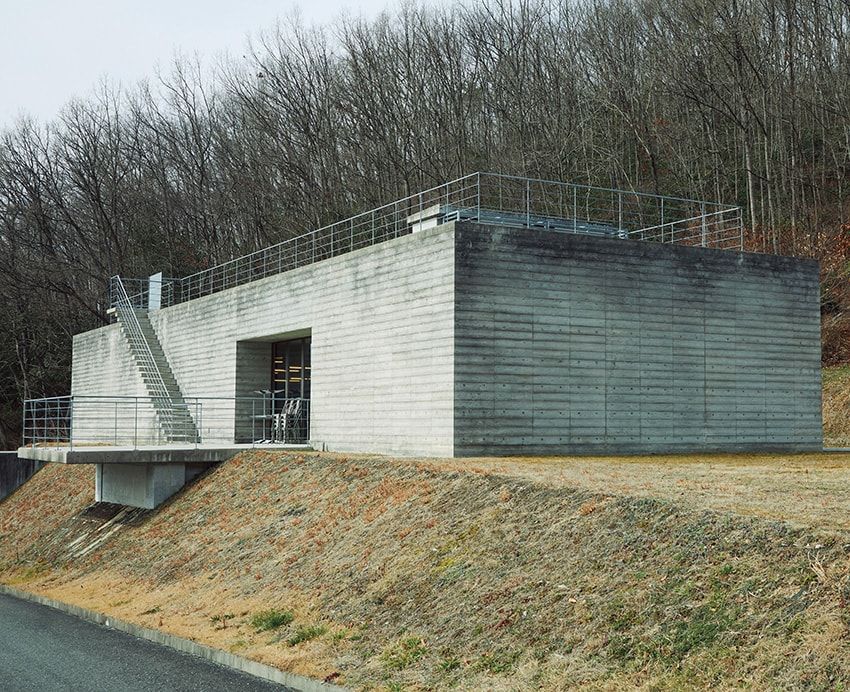 山間部に映えるモダン建築のような外観。