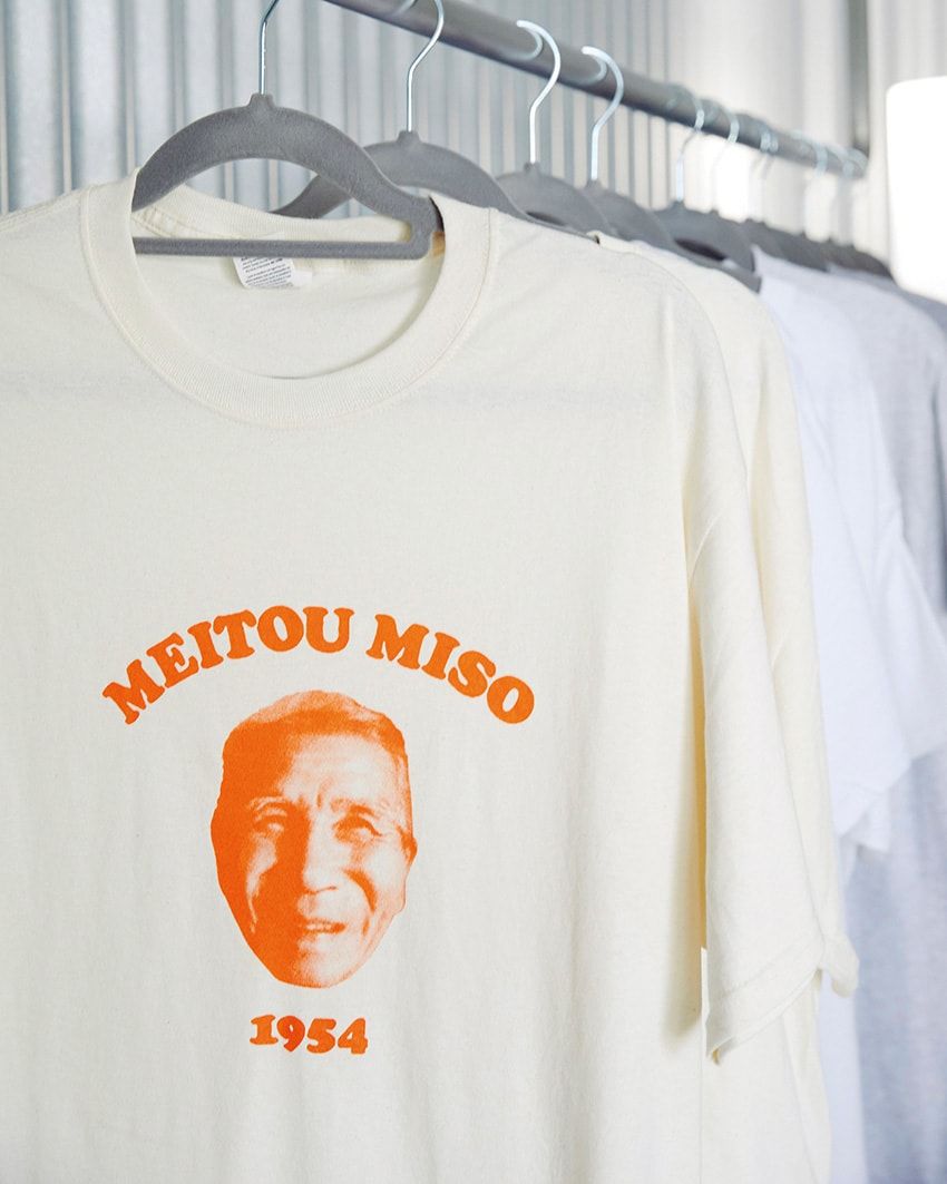 販売所では、初代のご尊顔をプリントしたTシャツを販売中。創業年を示す“1954”の文字が誇らしい。