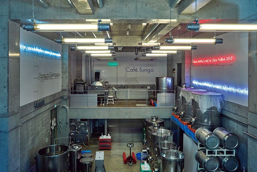 醸造所に灯るネオンアートは、現代アート作家、ダグラス・ゴードンとジョナサン・モンクの共作。ふたりの食事体験をベースにしたワードが時間差で灯る。石川文化振興財団の石川康晴さんらと相談し、この場所へ設置された。