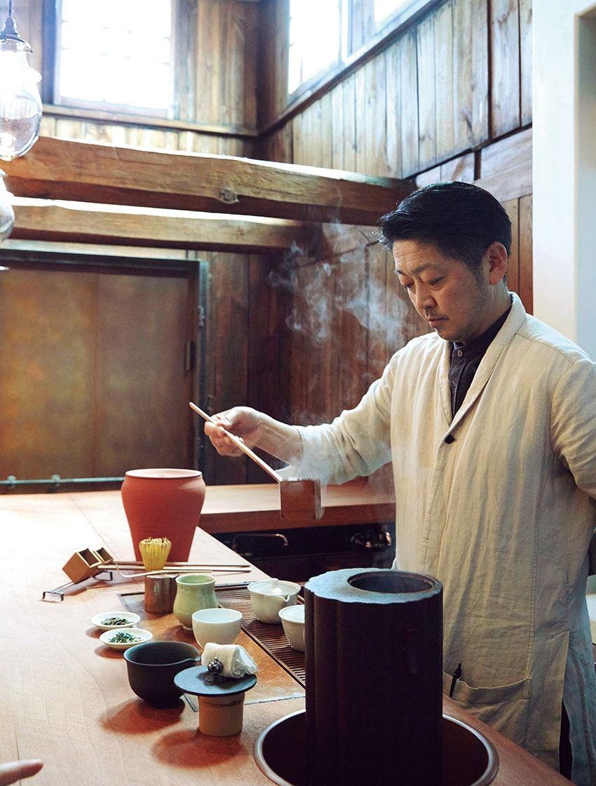 お茶を立てる下山さん。手がけた煎茶が国体のウェルカムティーに採用されるなど、茶農家としての受賞歴も多い。