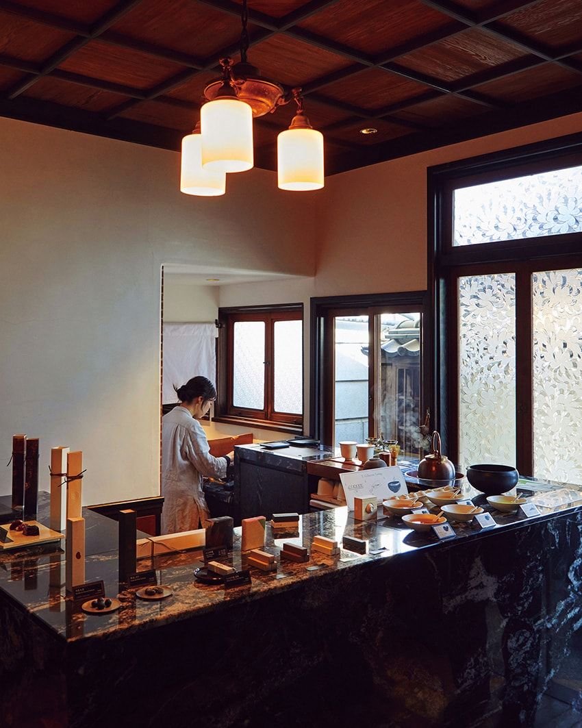 福岡醤油の応接室をリノベーションした売店スペース。「SABOE」自慢のブレンド茶のほか、下山さんの茶畑で収穫された茶下山など、地域に根差したお茶も揃う。