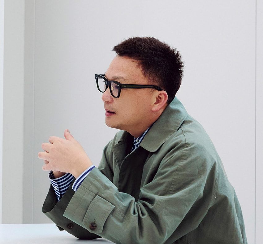 ひとつの巨大な施設ではなく、街全体を回遊する分散型ミュージアムの構想を語る石川さん。「アーティストの世界観を点在させて、街歩きのなかで何かに出合う楽しさを提供したい」。