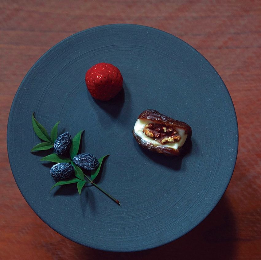 コースで供される八寸。この日は「東屋」謹製の棗バターと黒豆しぼり、それに岡山県産いちごが並ぶ。ローストしたクルミとバターをデーツ餡で包んだ棗バターは、お茶との相性が抜群。