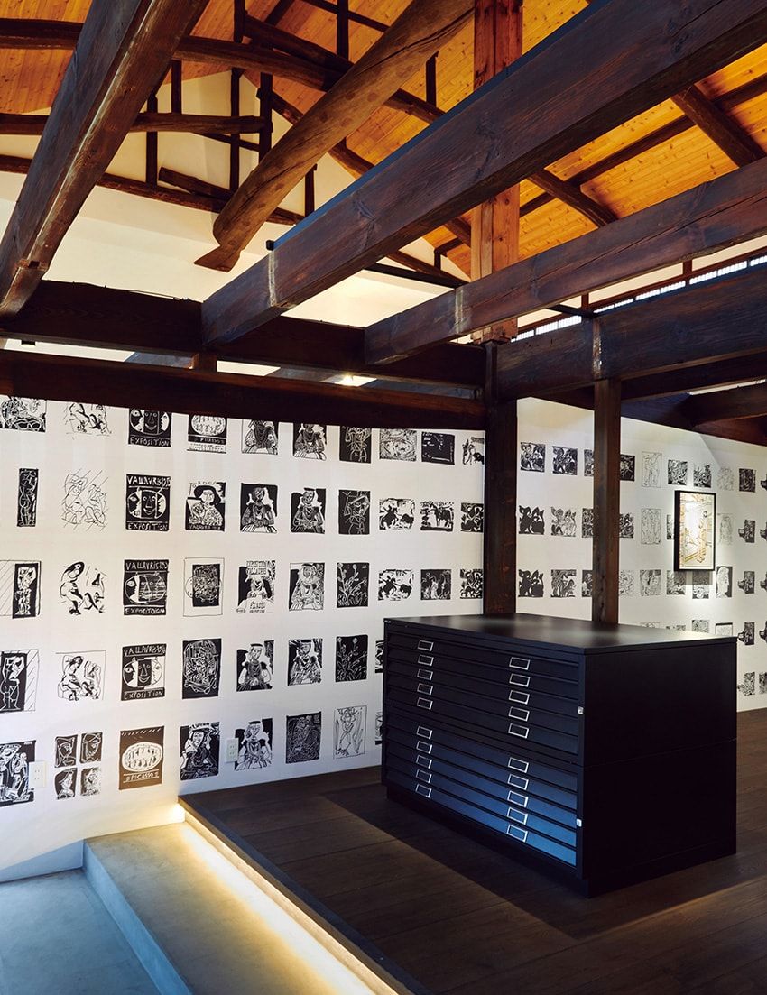 ピカソの作品をソースにした平面作は、メディアによって作られたピカソのイメージを考察する挑戦的な試み。