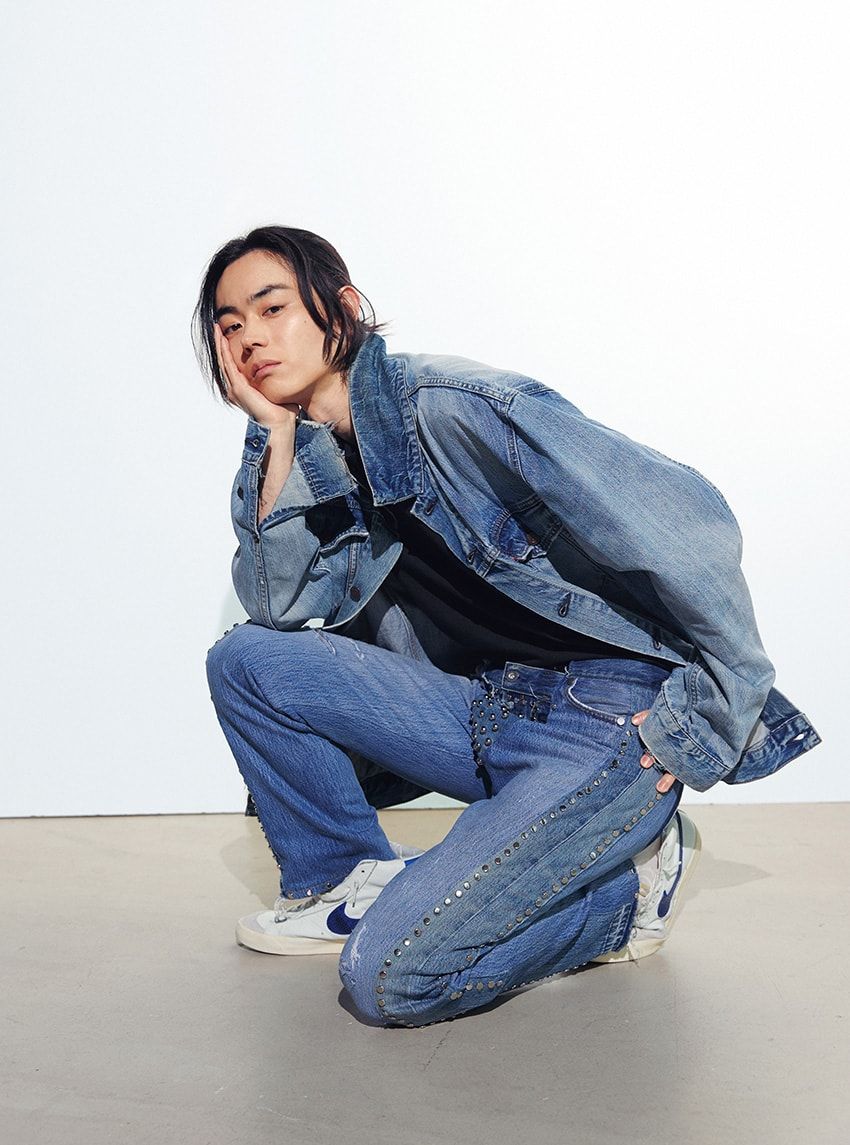 ヴィンテージのデニムジャケット1万6280円／キオスク シーシー　03-6419-7765、リメイクデニムパンツ10万7800円／アダム（ブラック ボックス　03-5843-0669）、Tシャツ1万5000円／カールソン ワッチ（ゼロゼロ　03-6434-5470）