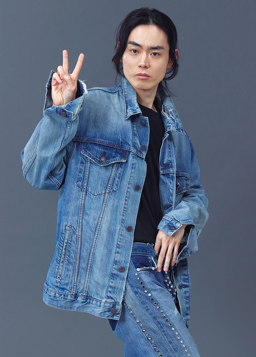 菅田将暉が“ポチった”私物デニムを披露。「なぜ、デニムをはくのか