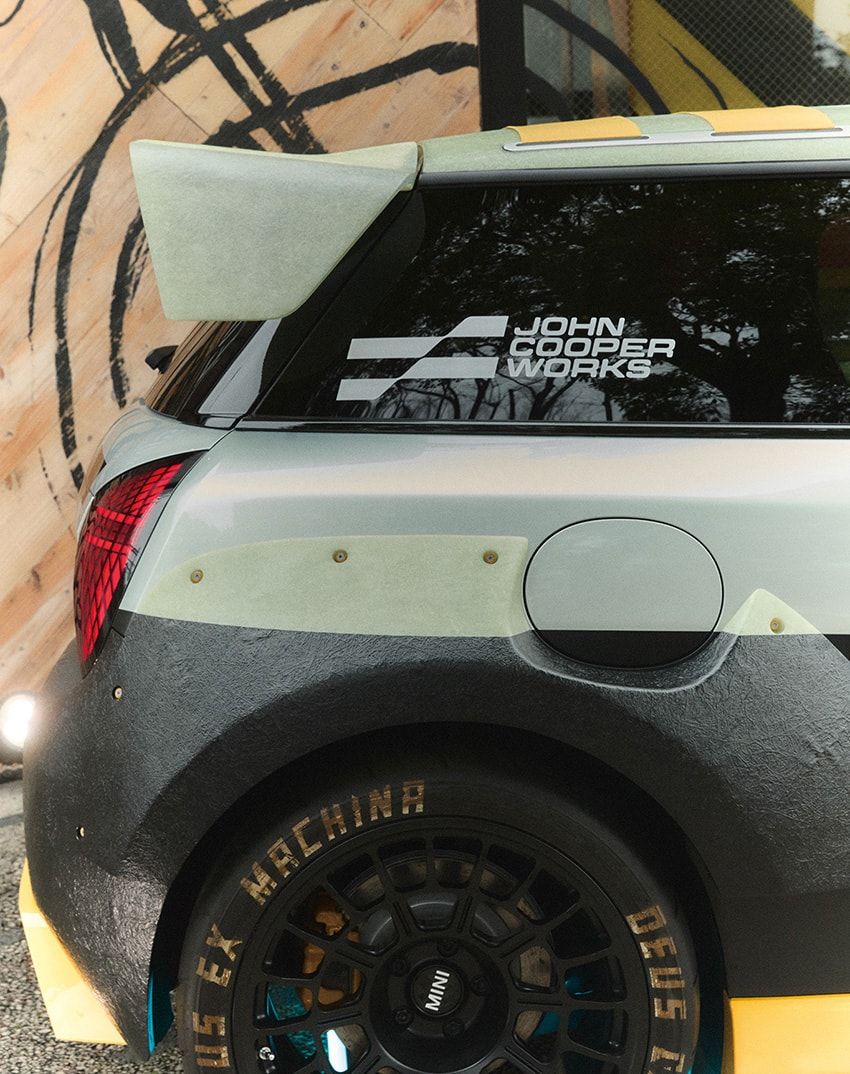 今回制作した2台のうち、海のスピリットを持つEV車「スケッグ」。張り出したフェンダーほか、フロントガラス周辺やグリル周りなど、外装の多くにファイバーグラスを使用。グラフィカルな箇所は、かつてザ・ニューヨーク・タイムズのアートディレクターとしても活躍したマット・ウィリー氏が関与。