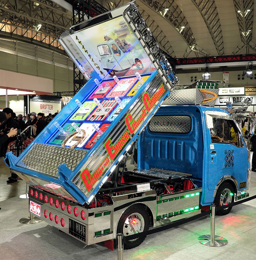 アオリに書かれた文字は「DAIHATSU EMOISHI CHOOOU OMOROIDE→ダイハツ、エモいし、超オモロイで」。