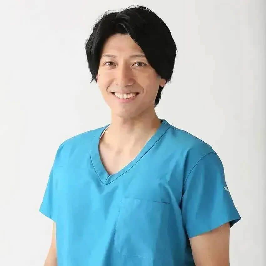 ストレッチ整体師とも先生●滋賀県草津市で唯一の「慢性腰痛 専門整体院」である整体院智-TOMO-の院長。日本代表のプロサッカー選手から94歳の患者様まで、幅広く施術している。YouTubeのチャンネル登録者数は65万人を超え、メディアへの出演実績も多数。目標は「全世界から腰痛をなくし、健康寿命を伸ばす」こと。