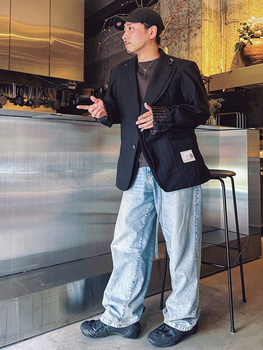 デニム＝アクネ ストゥディオズ　ジャケット＝メゾン ミハラヤスヒロ　Tシャツ＝ワビサビ トーキョー　スニーカー＝ボッター×リーボック