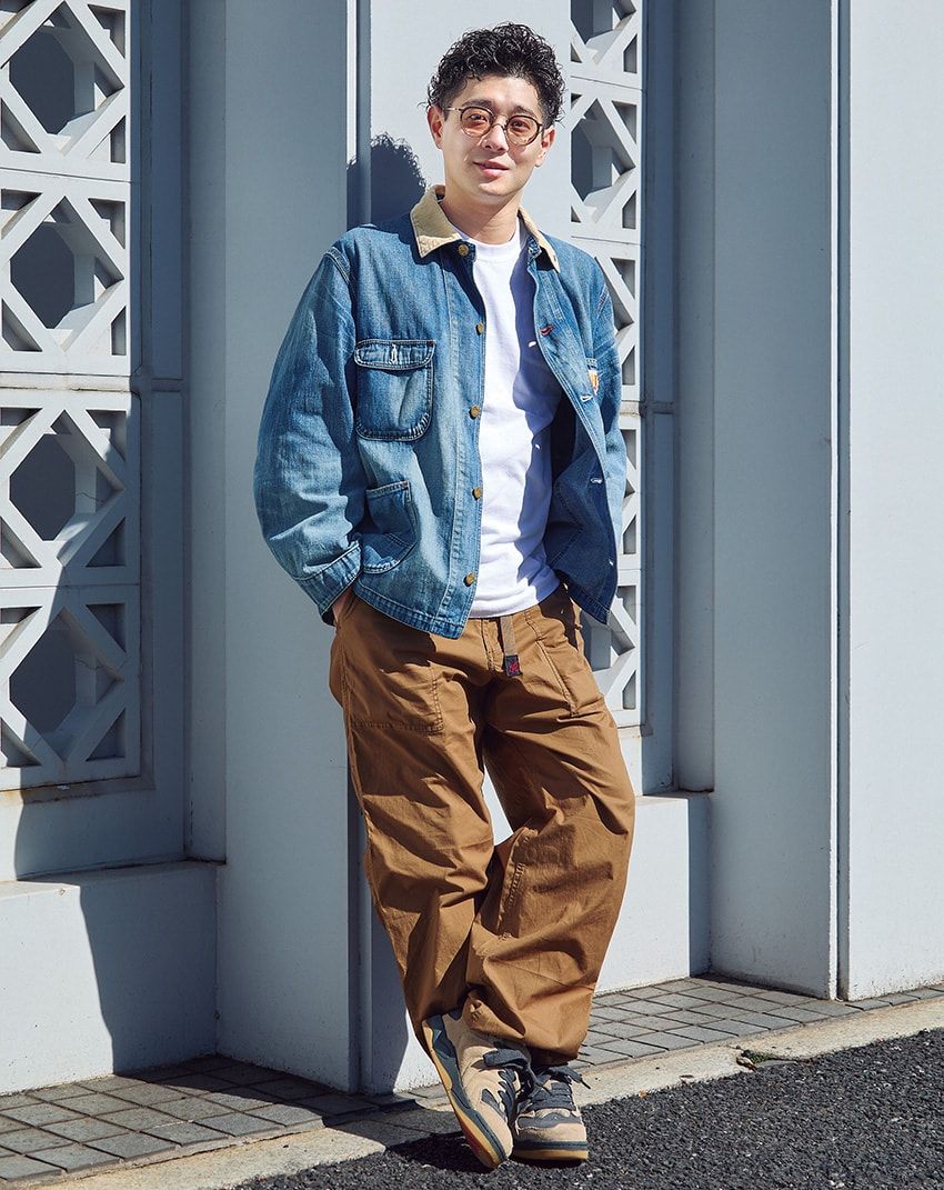 デニムジャケット、パンツ＝ハリウッド ランチ マーケット　Tシャツ＝キャンバー