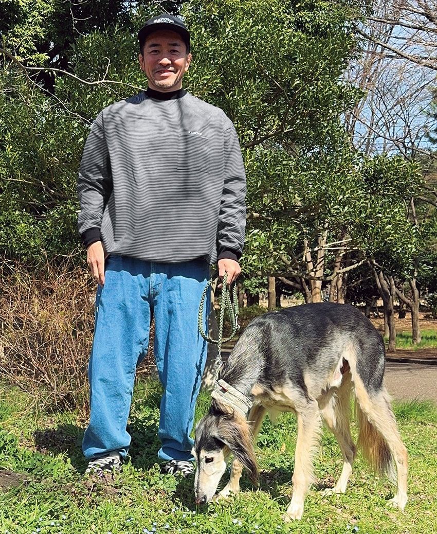 デニム、カットソー、キャップ＝アラウンド