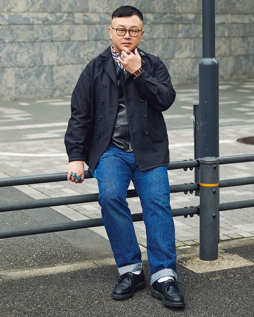 デニム＝リーバイス　ジャケット＝オーベルジュ　シャツ、腕時計＝エルメス　リング＝ヤストモ コデラ