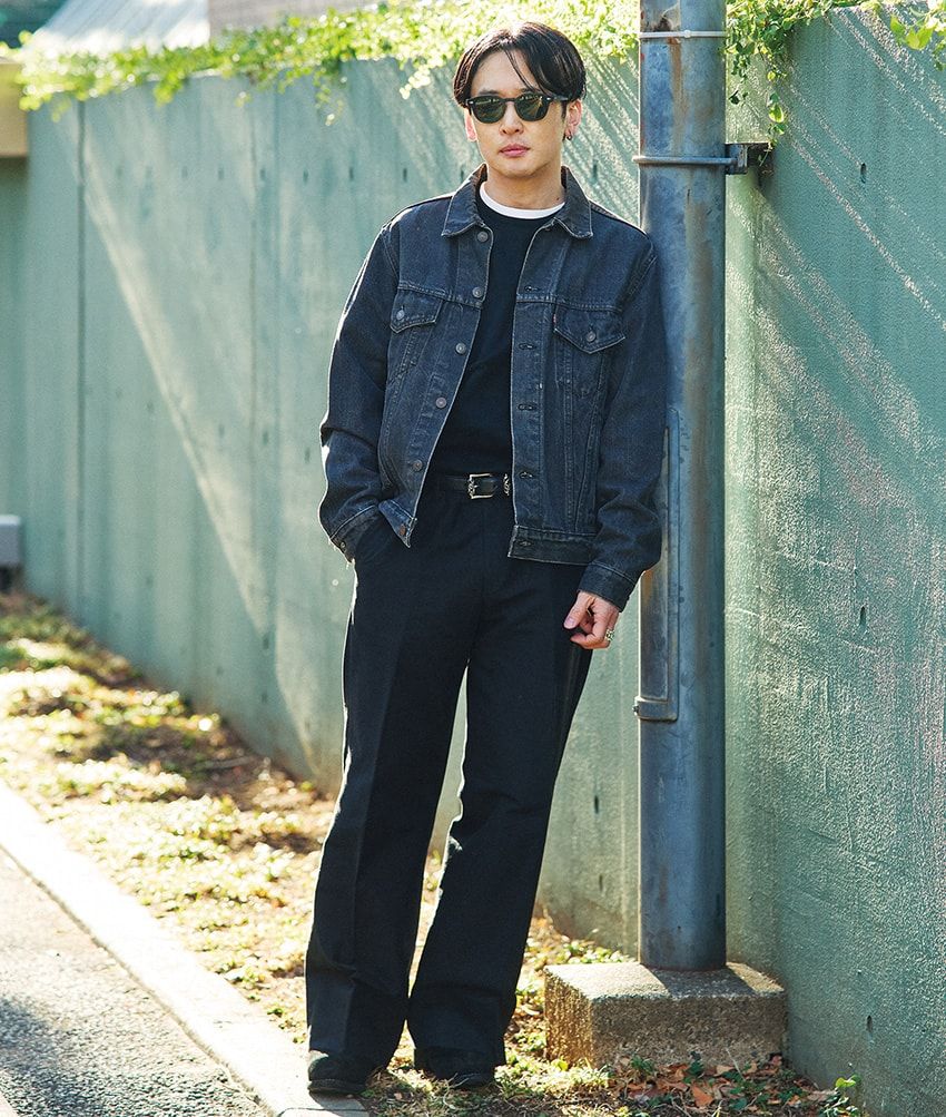 デニムジャケット＝古着　ニット＝ジョン スメドレー　パンツ＝ドリス ヴァン ノッテン　靴＝グイディ　サングラス＝モスコット　ベルト＝クロムハーツ